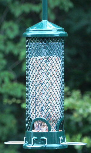 Squirrel proof bird feeder